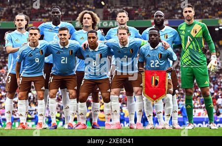 Stuttgart, Deutschland. Juni 2024. Fußball, UEFA Euro 2024, Europameisterschaft, Ukraine - Belgien, Vorrunde, Gruppe E, Spieltag 3, Stuttgart Arena, Belgiens Spieler Arthur Theate (zurück, l-r), Amadou Onana, Wout Faes, Jan Vertonghen, Romelu Lukaku, Torhüter Koen Casteels; (Front, l-r) Leandro Trossard, Timothy Castagne, Youri Tielemans, Kevin de Bruyne und Jérémy Doku stehen für das Teamfoto an. Quelle: Tom Weller/dpa/Alamy Live News Stockfoto