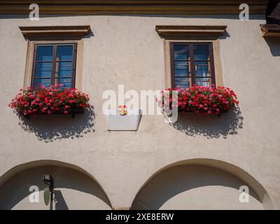Perchtoldsdorf, Österreich - 22. JULI 2023. Historische Altstadt mit befestigtem Turm, erbaut im 15. Und 16. Jahrhundert. Stadt Perchtoldsdorf, Moedling di Stockfoto