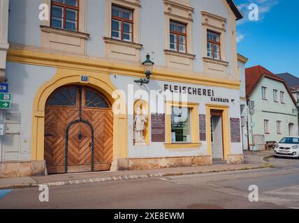 Perchtoldsdorf, Österreich - 22. JULI 2023. Historische Altstadt mit befestigtem Turm, erbaut im 15. Und 16. Jahrhundert. Stadt Perchtoldsdorf, Moedling di Stockfoto
