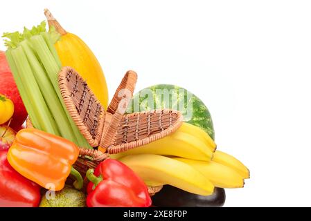 Obst und Gemüse in Korb isoliert auf weißem Hintergrund. Freier Platz für Text. Stockfoto