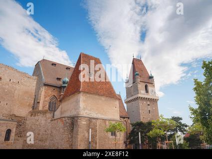 Perchtoldsdorf, Österreich - 22. JULI 2023. Details zur Pfarrkirche hl. Katholische Augustinus-Kirche, erbaut im 15. Und 16. Jahrhundert. Stadt Perchtoldsdorf Stockfoto