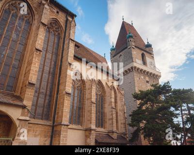 Perchtoldsdorf, Österreich - 22. JULI 2023. Details zur Pfarrkirche hl. Katholische Augustinus-Kirche, erbaut im 15. Und 16. Jahrhundert. Stadt Perchtoldsdorf Stockfoto