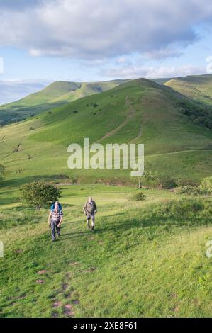 Drei Wanderer klettern auf Castell Dinas auf dem Rücken des Drachen am Kopf des Rhiangoll Valley, Black Mountains, Powys, Großbritannien Stockfoto