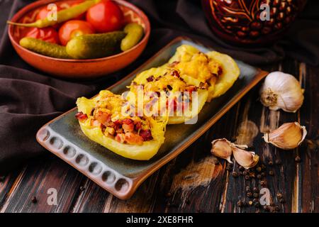 Mini-Paprika gefüllt mit Käse und Speck Stockfoto