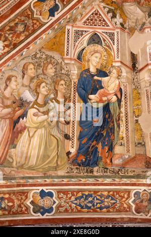 ASSISI, ITALIEN - 17. MAI 2024: Das Detail des gotischen Deckenfreskos - Madonna mit den Engeln - in der Kirche Basilica di Santa Chiara von Giotto Schule Stockfoto