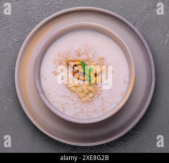 Hausgemachter Haferflocken-Porridge mit Nüssen Stockfoto