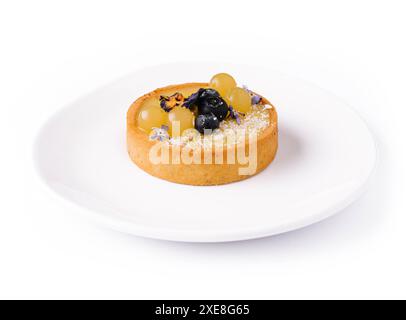 Zitronentörtchen mit Blaubeeren und Trauben Stockfoto