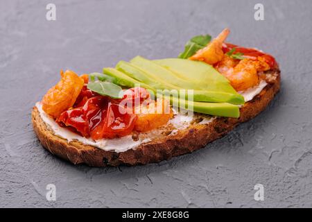 Italienische Bruschetta mit Garnelen, Avocado und Tomaten Stockfoto