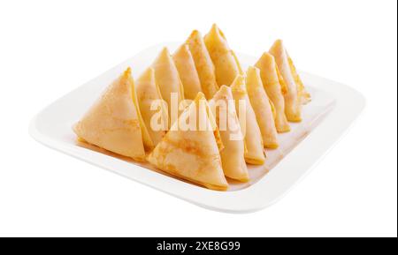 Dreieckige Pfannkuchen mit Fleisch auf Teller Stockfoto