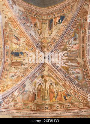 ASSISI, ITALIEN - 17. MAI 2024: Das gotische Deckenfresko in der Kirche Basilica di Santa Chiara von Giotto-Schule Stockfoto