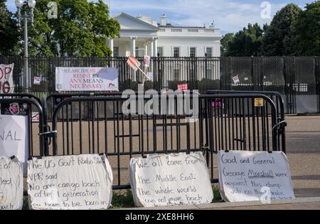 6. Juni 2024 Washington DC - Whitehouse Barrieren mit Protestplakaten Stockfoto