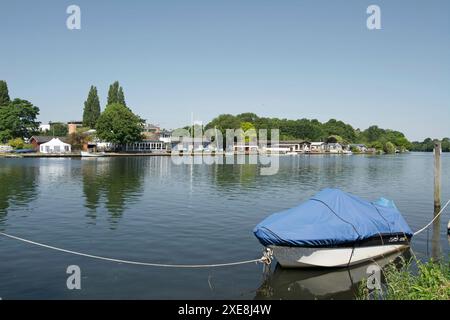 Blick von kingston upon thames über die themse zu den Häusern am Flussufer von teddington und dem tamesis Segelclub Stockfoto