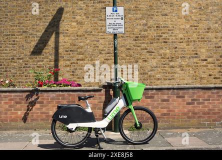 Leihfahrrad aus Kalk, geparkt auf einem Fußweg unter einem Schild mit Parkbeschränkungen für Fahrzeuge, in twickenham, middlesex, england Stockfoto