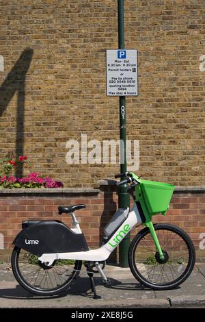 Leihfahrrad aus Kalk, geparkt auf einem Fußweg unter einem Schild mit Parkbeschränkungen für Fahrzeuge, in twickenham, middlesex, england Stockfoto