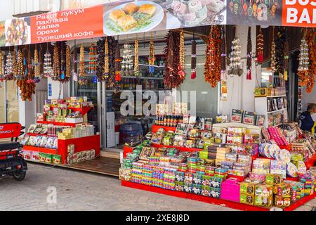 Touristengeschäfte und Straßenszene, Sommer im beliebten Ferienort Turgutreis, Bodrum, Türkei Stockfoto