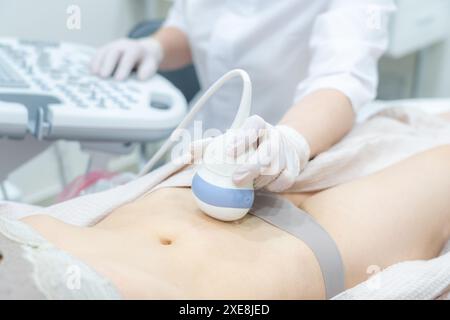 Frauenarzt, Ultraschall in der modernen Klinik Scan Stockfoto