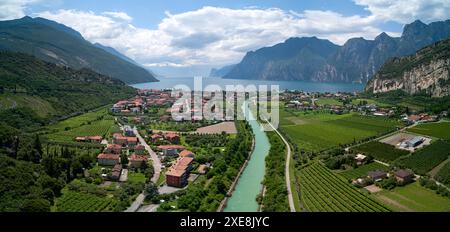 Nago Torbole, Gardasee, Italien - 25. Juni 2024: Luftaufnahme vom Gardasee in Norditalien, das malerische Dorf Torbole eingebettet in üppige Weinberge und die majestätischen Berge des Trentino in Italien zeigt *** Luftaufnahme vom Gardasee in Norditalien, die malerische Dorf Torbole zeigt, eingebettet in üppige Weinberge und die majestätischen Berge des Trentino in Italien Stockfoto