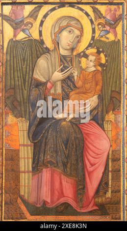 ASSISI, ITALIEN - 17. MAI 2024: Das mittelalterliche Gemälde der Madonna in der Kirche Basilica di Santa Chiara von Giotto Schule Stockfoto