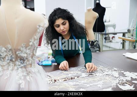 Eine Schaufensterpuppe mit einem Hochzeitskleid ist im Schneiderladen. Schneiderin in Atelier. Stockfoto