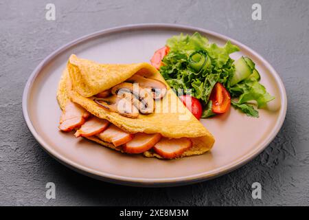 Dünner, köstlicher Pfannkuchen mit Schinken und Pilzen Stockfoto