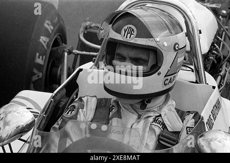 Der argentinische Rennfahrer Carlos Reutemann stand bei der Gran Premio Argentina Fórmula UNO, Buenos Aires, Januar 1973 an der Spitze seines Brabham-Wagens. Stockfoto