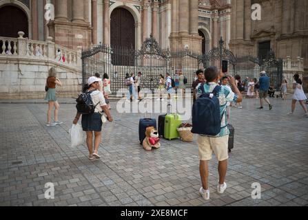 26. Juni 2024, Malaga, Spanien: Koffer von Touristen werden auf der Plaza del Obispo platziert, vor dem Hintergrund der zunehmenden Ablehnung des Massentourismus. Malaga hat einen deutlichen Anstieg des Massentourismus und eine Zunahme der Zahl der Touristenwohnungen im Stadtzentrum und in den Vierteln erlebt. Diese Faktoren haben zu steigenden Miet- und Wohnungspreisen geführt. Lokale Nachbarschaftsverbände und -Organisationen fordern Maßnahmen zur Begrenzung der Mietpreise und der Auswirkungen des Massentourismus. (Credit Image: © Jesus Merida/SOPA images via ZUMA Press Wire) NUR REDAKTIONELLE VERWENDUNG! Nein Stockfoto