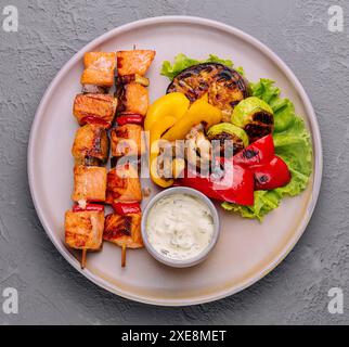 Gegrillter Lachsfischspieß mit gegrilltem Gemüse Stockfoto