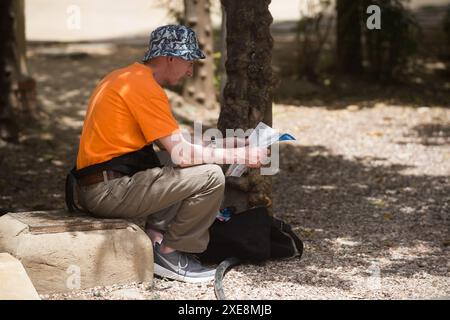 26. Juni 2024, Malaga, Spanien: Ein Tourist wird auf einer Karte in der Alcazabilla Straße gesehen, in einem Kontext der zunehmenden Ablehnung des Massentourismus. Malaga hat einen deutlichen Anstieg des Massentourismus und eine Zunahme der Zahl der Touristenwohnungen im Stadtzentrum und in den Vierteln erlebt. Diese Faktoren haben zu steigenden Miet- und Wohnungspreisen geführt. Lokale Nachbarschaftsverbände und -Organisationen fordern Maßnahmen zur Begrenzung der Mietpreise und der Auswirkungen des Massentourismus. (Credit Image: © Jesus Merida/SOPA images via ZUMA Press Wire) NUR REDAKTIONELLE VERWENDUNG! Nicht für Co Stockfoto