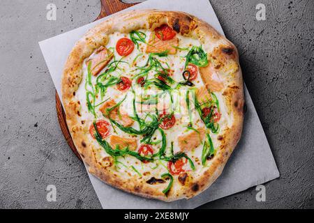 Köstliche Gourmet-Pizza mit Lachs und Algen Stockfoto