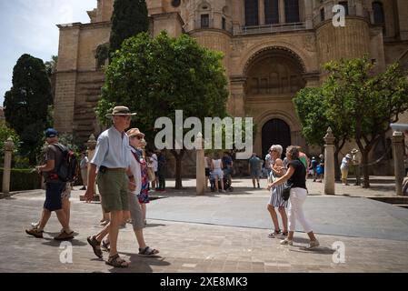 26. Juni 2024, Malaga, Spanien: Touristen werden gesehen, wenn sie an der Kathedrale von Malaga vorbeilaufen, in einem Kontext der zunehmenden Ablehnung des Massentourismus. Malaga hat einen deutlichen Anstieg des Massentourismus und eine Zunahme der Zahl der Touristenwohnungen im Stadtzentrum und in den Vierteln erlebt. Diese Faktoren haben zu steigenden Miet- und Wohnungspreisen geführt. Lokale Nachbarschaftsverbände und -Organisationen fordern Maßnahmen zur Begrenzung der Mietpreise und der Auswirkungen des Massentourismus. (Credit Image: © Jesus Merida/SOPA images via ZUMA Press Wire) NUR REDAKTIONELLE VERWENDUNG! Nicht f Stockfoto