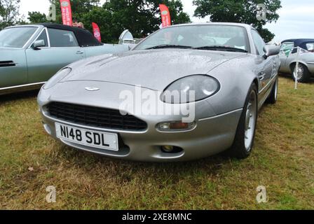 Ein Aston Martin DB7 aus dem Jahr 1996 parkte auf der 48th Historic Vehicle Gathering in Powderham, Devon, England, Großbritannien. Stockfoto