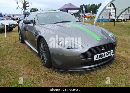 Ein Aston Martin V8 Vantage aus dem Jahr 2006 parkte auf der 48th Historic Vehicle Gathering in Powderham, Devon, England, Großbritannien. Stockfoto