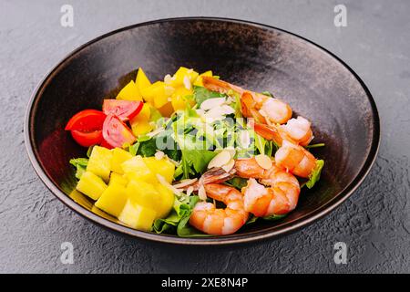 Salat mit Meeresfrüchten in Keramikschale mit Blick von oben Stockfoto