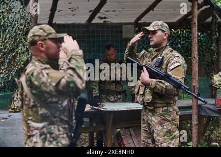 Ein engagierter Soldat grüßt seine Eliteeinheit und zeigt Kameradschaft und Bereitschaft für die gefährlichsten militärischen Operationen Stockfoto