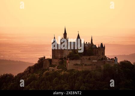 Panoramablick auf das Schloss Hohenzollern in Deutschland. Stockfoto