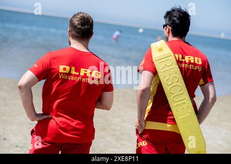 Borkum, Deutschland. Juni 2024. Zwei DLRG-Rettungsschwimmer beobachten bei sonnigem Wetter den Strand auf der Insel. Die Sommerferien in Niedersachsen begannen am 24.06.2024. Quelle: Hauke-Christian Dittrich/dpa/Alamy Live News Stockfoto