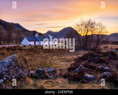 Sonnenuntergang über dem berühmten Blackrock Cottage und der unverwechselbaren Buachaille Etive Mor in den schottischen Highlands in der Nähe von Glencoe. Stockfoto