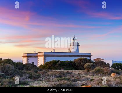 Blick auf den Leuchtturm Cap Blanc im Süden Mallorcas bei Sonnenaufgang Stockfoto