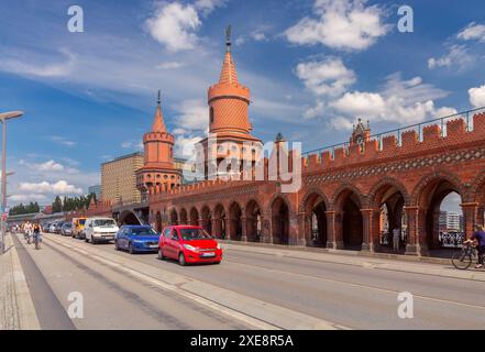 Berlin, Deutschland - 21. Mai 2024: Die berühmte alte Oberbaumbrücke verbindet die Stadtteile Kreuzberg und Friedrichshain Stockfoto