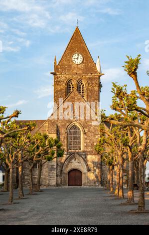 Die Kirche in Sainte-Mère-Eglise, Normandie, Frankreich Stockfoto