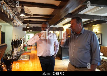 Innenminister James cleverly und Mark Spencer, Abgeordneter von Sherwood, während eines Besuchs bei den Hutten in Nottingham, während sie sich auf dem Wahlkampfpfad der General-Wahl befinden. Bilddatum: Mittwoch, 26. Juni 2024. Stockfoto