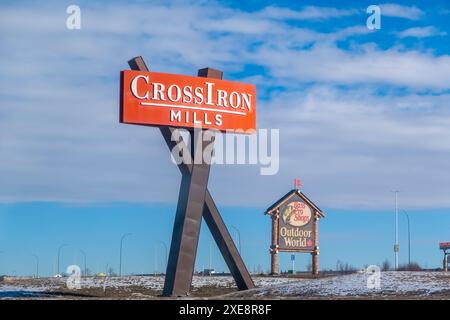 Rocky View, Alberta, Kanada. Februar 2024. Die Beschilderung für CrossIron Mills, ein bekanntes Einkaufszentrum. Stockfoto