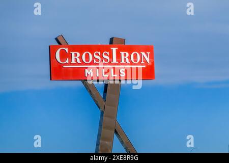 Rocky View, Alberta, Kanada. Februar 2024. CrossIron Mills Schild, ein vollständig geschlossenes Einkaufszentrum direkt außerhalb des N Stockfoto