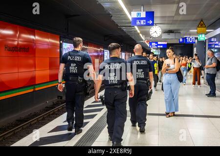 Hauptbahnhof Stuttgart. S-Bahn-Bahnsteig. // 26.06.2024: Stuttgart, Baden-Württemberg, Deutschland, Europa *** Stuttgart Hauptbahnhof S-Bahn Bahnsteig 26 06 2024 Stuttgart, Baden Württemberg, Deutschland, Europa Stockfoto