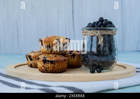 Hausgemachte gebackene Heidelbeermuffins mit frisch geernteten Brombeeren im Glas. Leckeres Gebäck süßer Cupcake Dessert. Beerenkuchen c Stockfoto