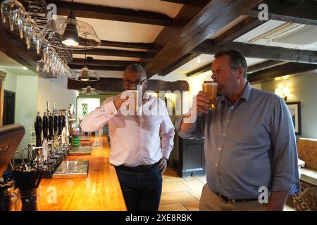 Innenminister James cleverly und Mark Spencer, Abgeordneter von Sherwood, während eines Besuchs bei den Hutten in Nottingham, während sie sich auf dem Wahlkampfpfad der General-Wahl befinden. Bilddatum: Mittwoch, 26. Juni 2024. Stockfoto