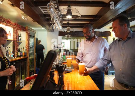 Innenminister James cleverly und Mark Spencer, Abgeordneter von Sherwood, während eines Besuchs bei den Hutten in Nottingham, während sie sich auf dem Wahlkampfpfad der General-Wahl befinden. Bilddatum: Mittwoch, 26. Juni 2024. Stockfoto