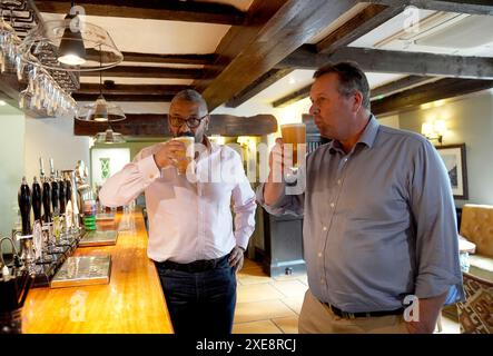 Innenminister James cleverly und Mark Spencer, Abgeordneter von Sherwood, während eines Besuchs bei den Hutten in Nottingham, während sie sich auf dem Wahlkampfpfad der General-Wahl befinden. Bilddatum: Mittwoch, 26. Juni 2024. Stockfoto