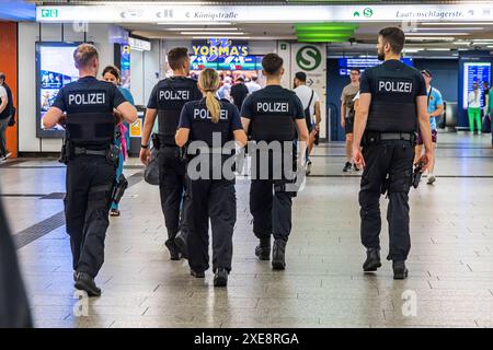 Haltestelle Hauptbahnhof, Stuttgarter Straßenbahnen AG, SSB.// 26.06.2024: Stuttgart, Baden-Württemberg, Deutschland, Europa *** Haltestelle Hauptbahnhof, Stuttgarter Straßenbahnen AG, SSB 26 06 2024 Stuttgart, Baden Württemberg, Deutschland, Europa Stockfoto