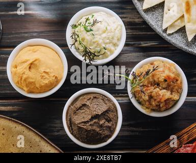 Auswahl an orientalischen Speisen, Blick auf Mezze von oben Stockfoto